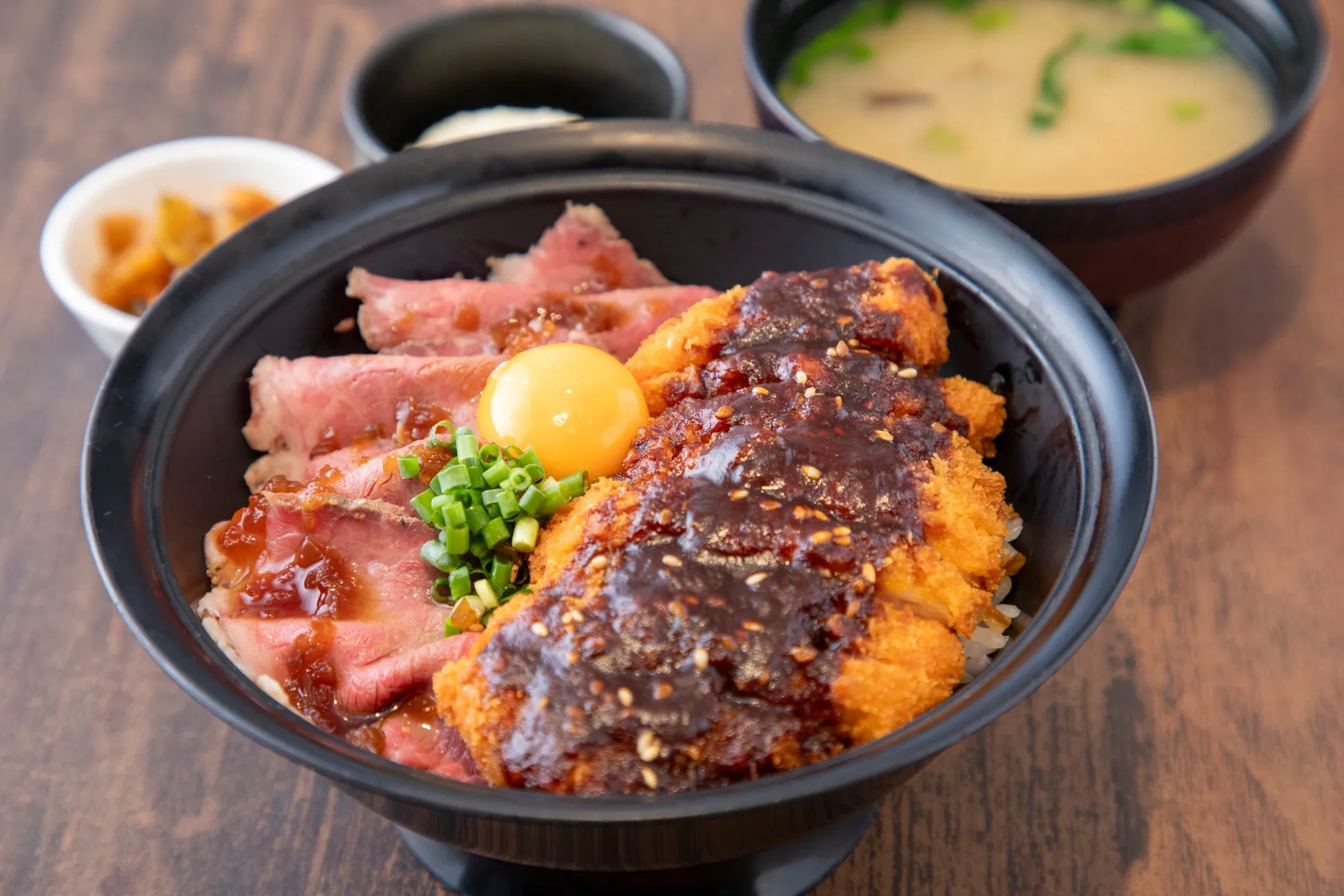 丼、料理、ローストビーフ、揚げ物