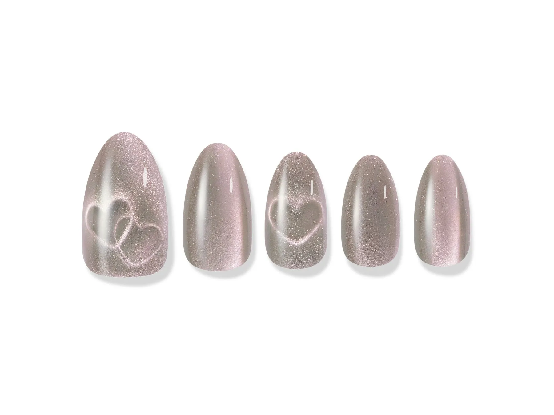 ハート柄のネイルチップが5つ並んだ画像。ベースはメタリックなピンク色で、その上に白いハートの模様が描かれている。