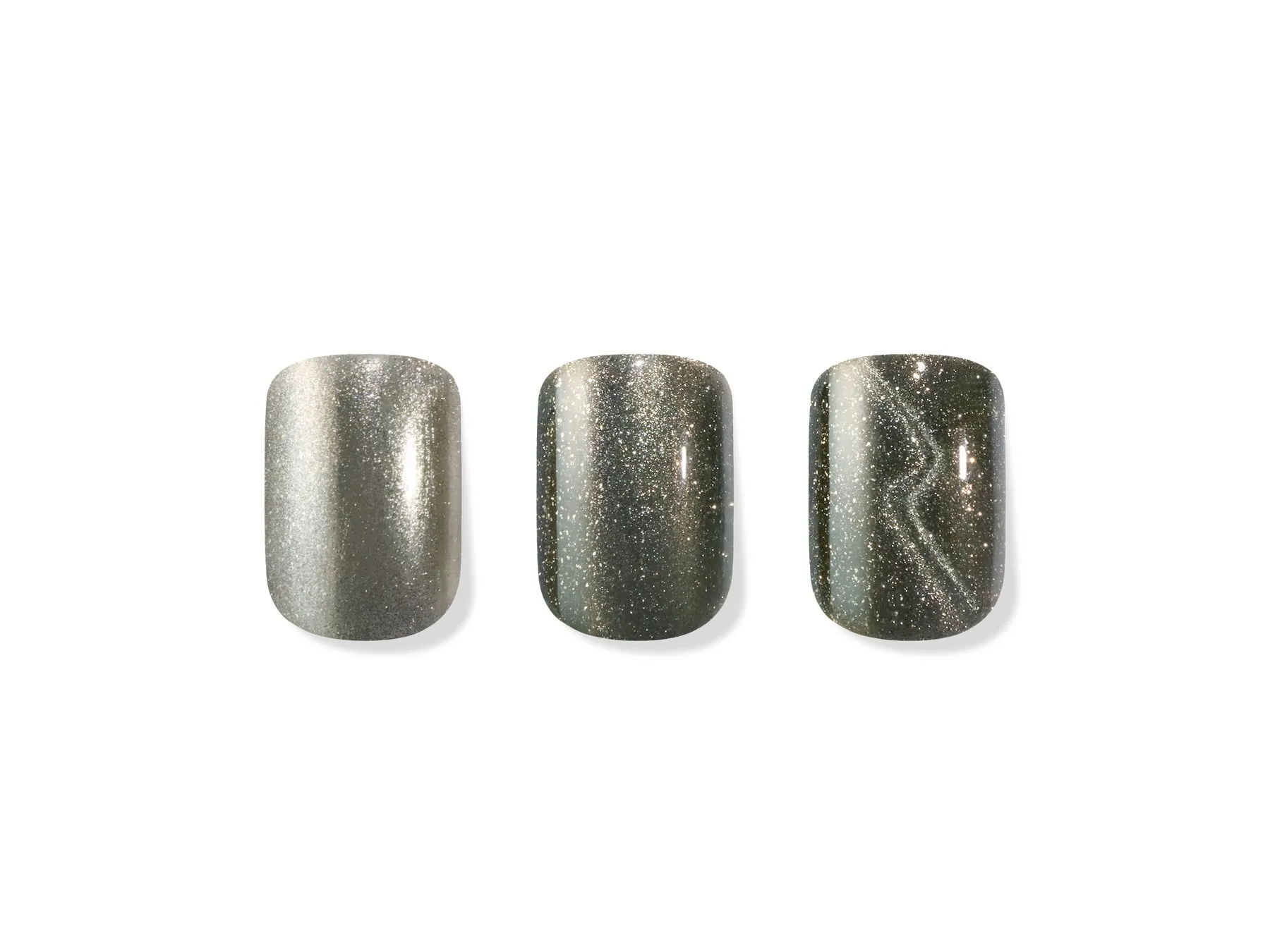 3つのネイルチップが並んだ画像。それぞれ異なるデザインで、キラキラとした輝きがある。