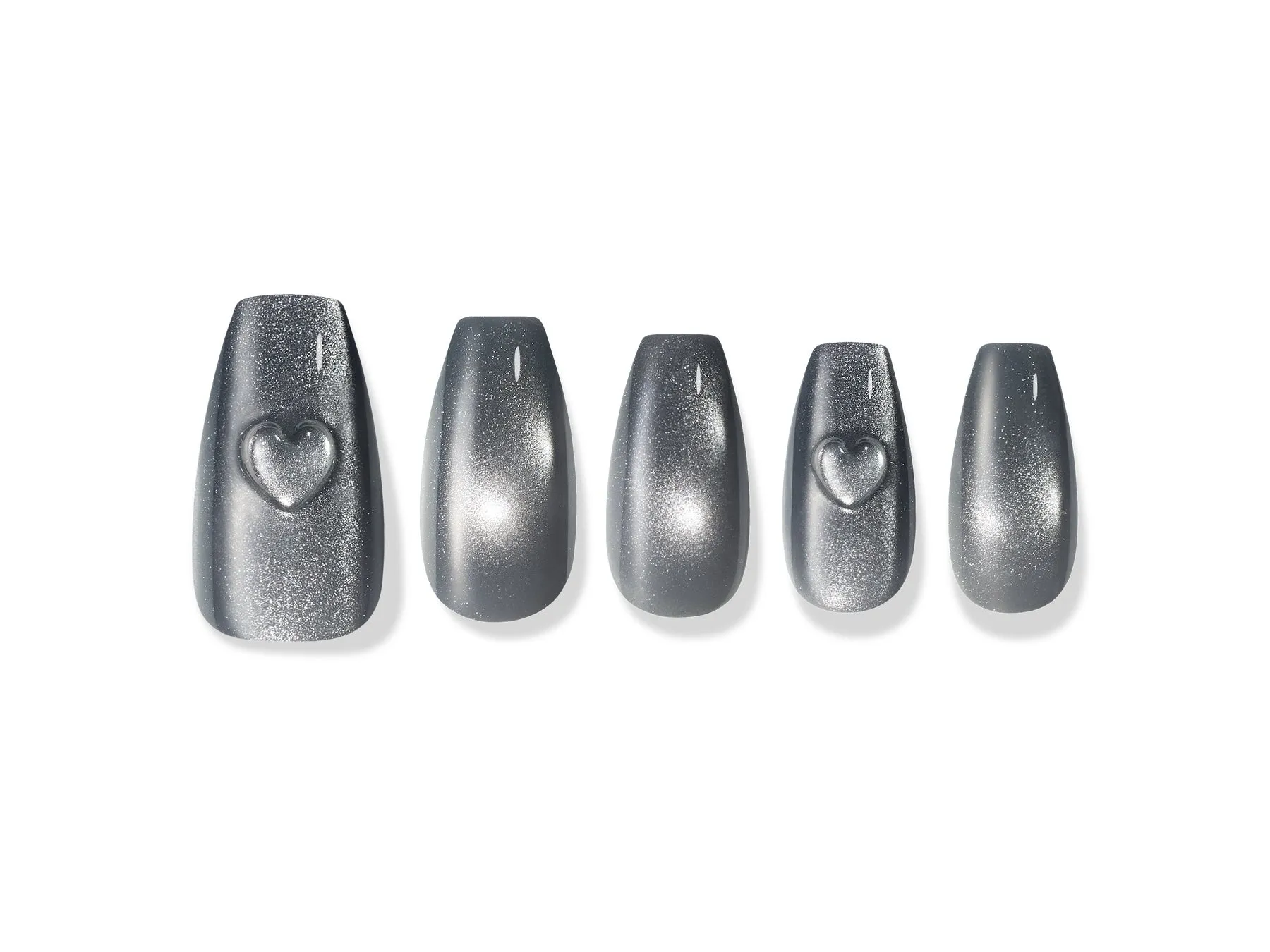 5つのグレーのネイルチップ。1つはハートの装飾がある。