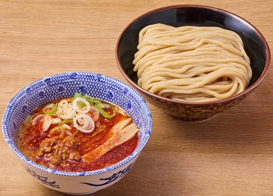 ラーメンの画像。手前に具材の入ったラーメン、奥に麺だけが入った器が写っている。
