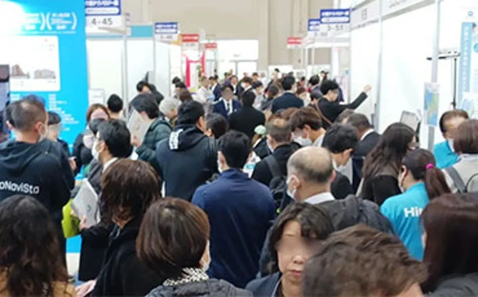 展示会場の人々が密集している様子を写した写真