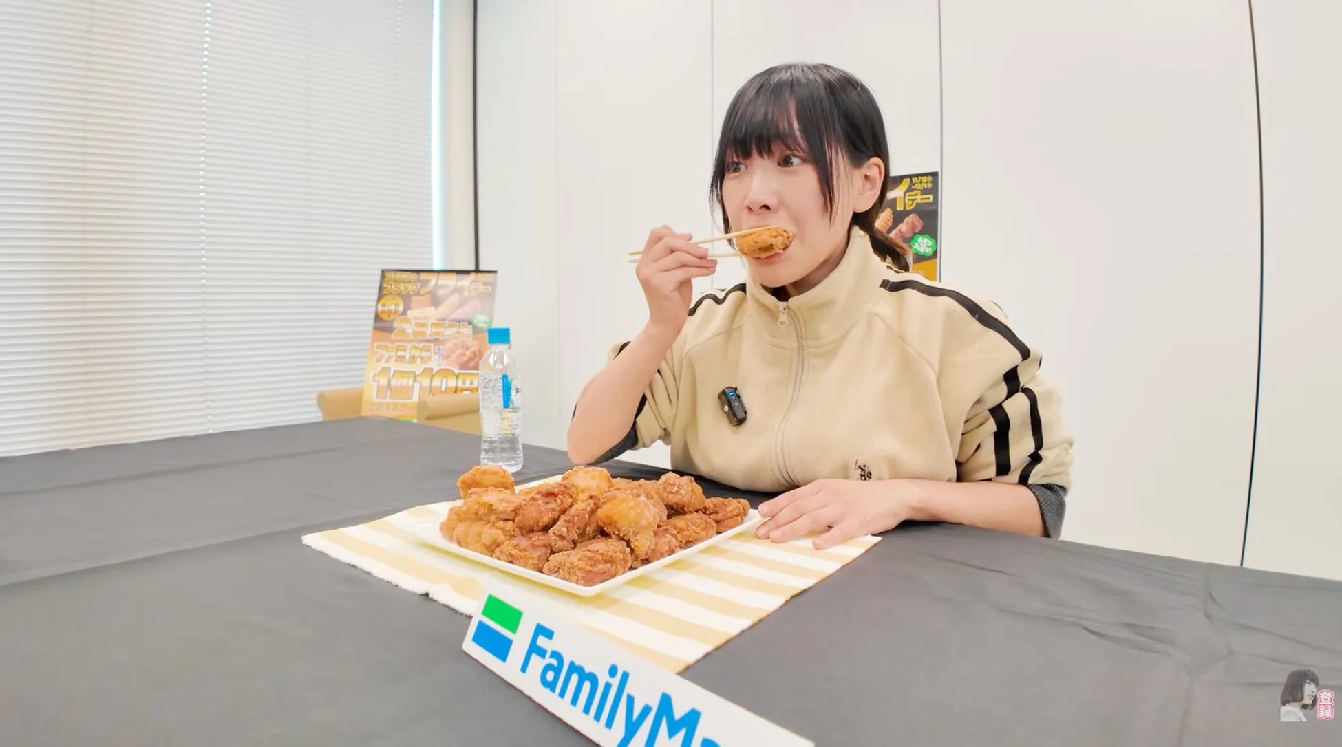 女性がファミリーマートのチキンを食べている様子