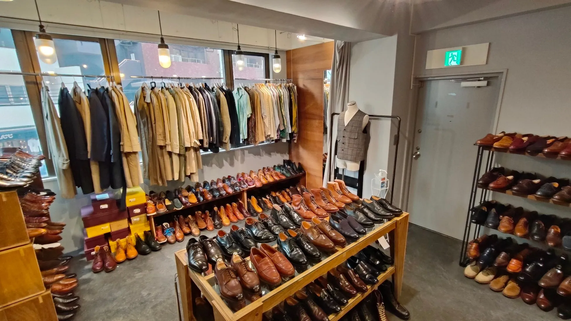 ラストラボの店内風景。壁には服が掛けられ、靴が陳列されている。