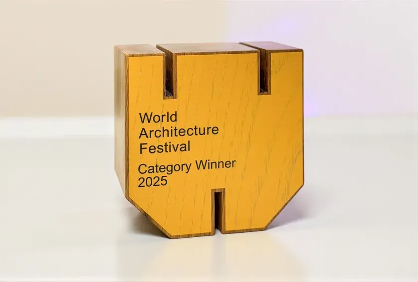 受賞トロフィー