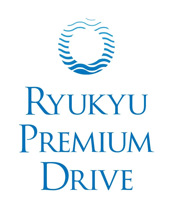 青色の文字で「RYUKYU PREMIUM DRIVE」と書かれたロゴマーク。上部には波を模した円形のデザインがある。