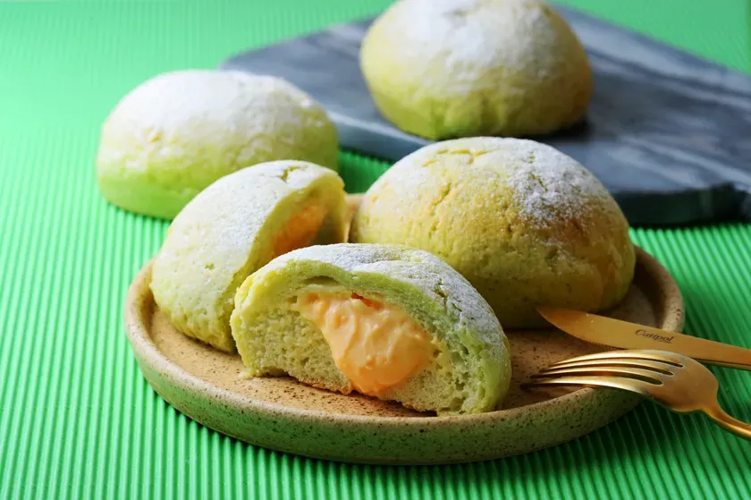 抹茶メロンパンの中にカスタードクリーム