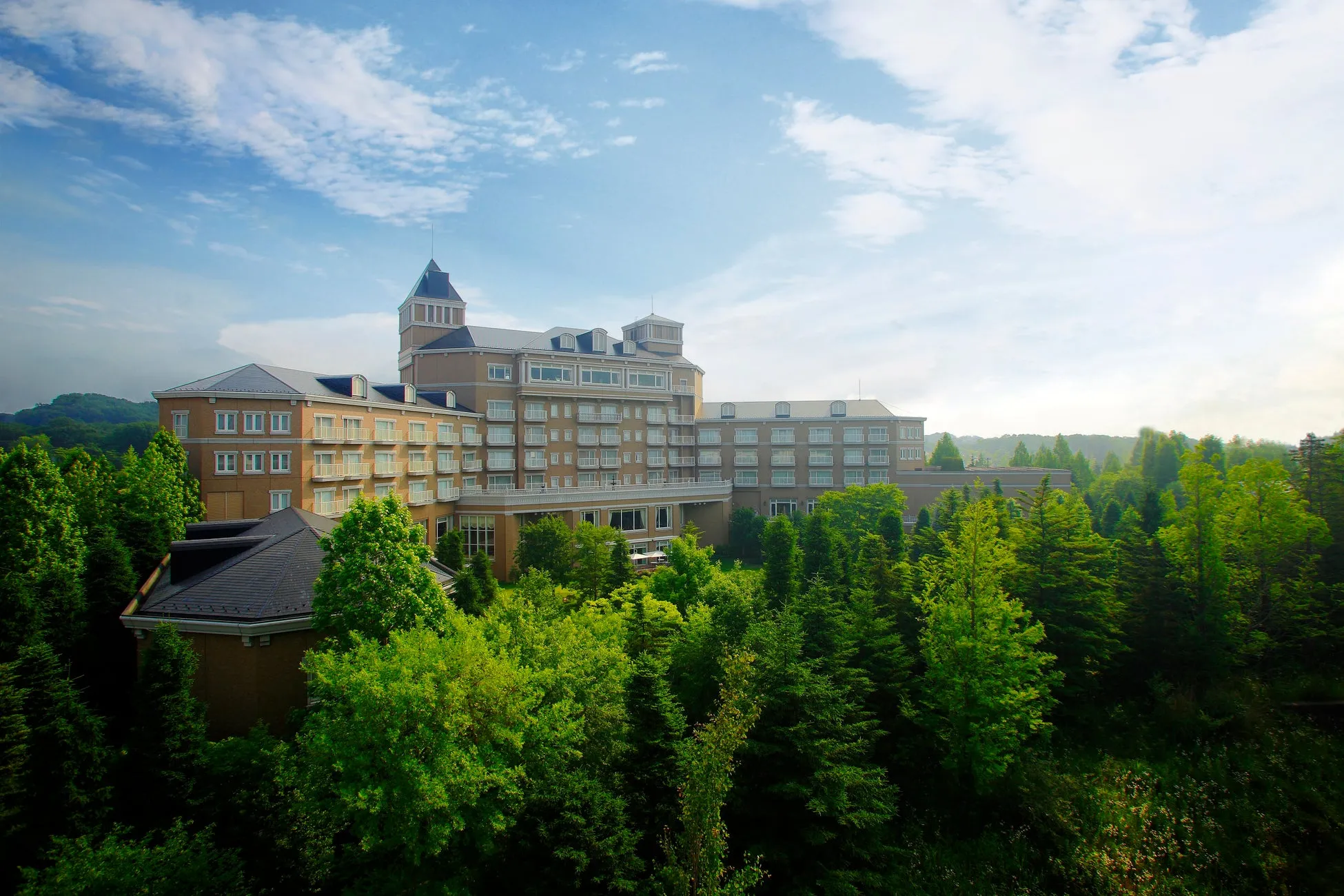 木々に囲まれたホテル