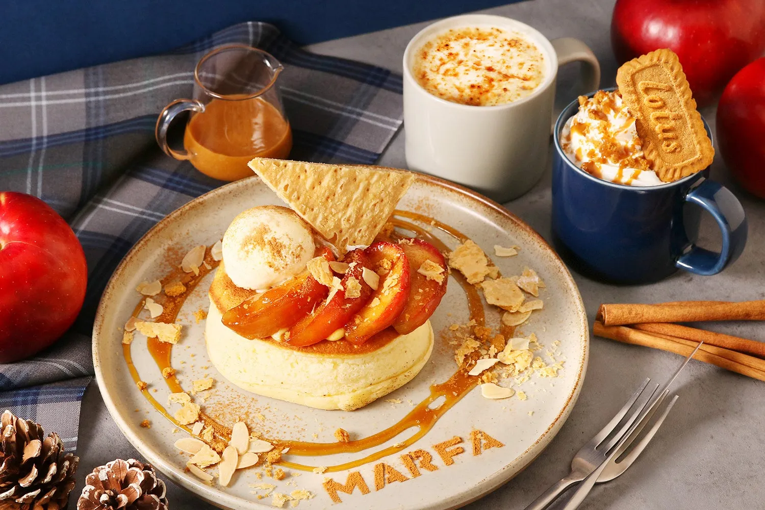 MARFA CAFEの紅玉リンゴのキャラメルソースパンケーキとドリンク