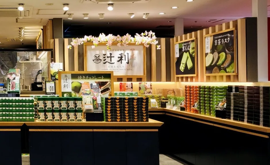 辻利というお店の店内の写真。お茶や焼き菓子が販売されており、ディスプレイが綺麗に整えられています。