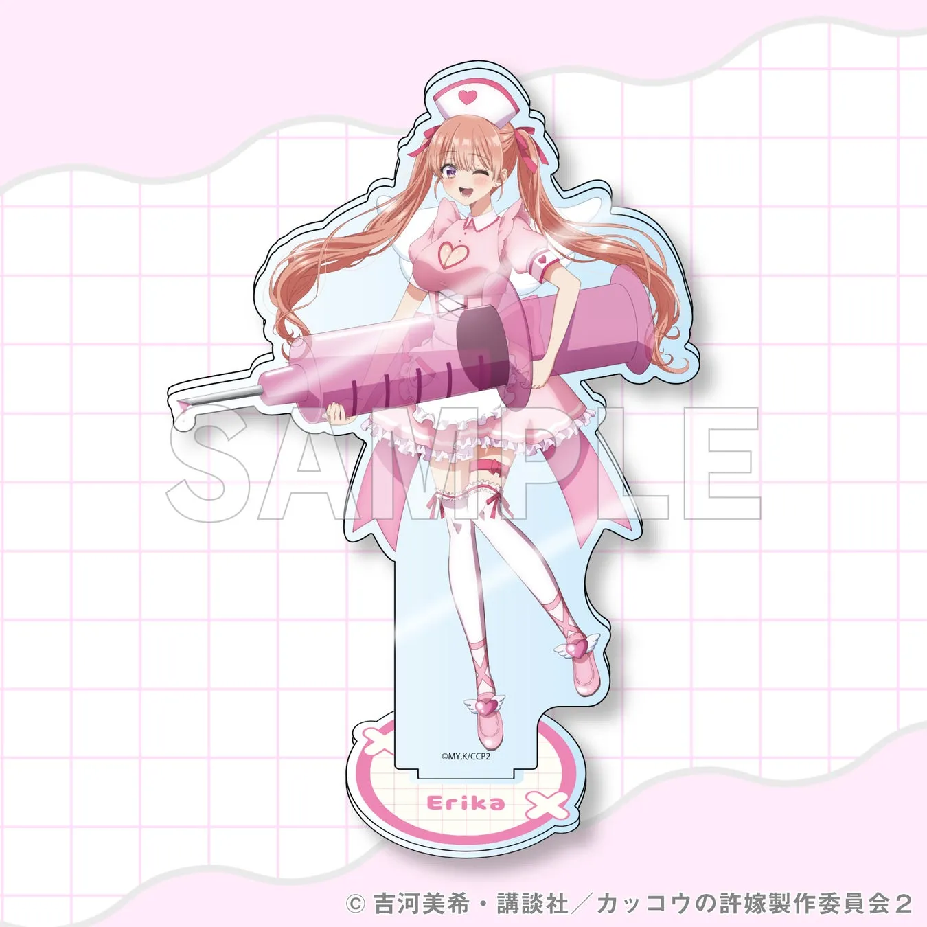 ピンク色の看護師のコスチュームを着たアニメの女の子のアクリルスタンド。彼女は大きな注射器を持ち、にっこり笑っている。
