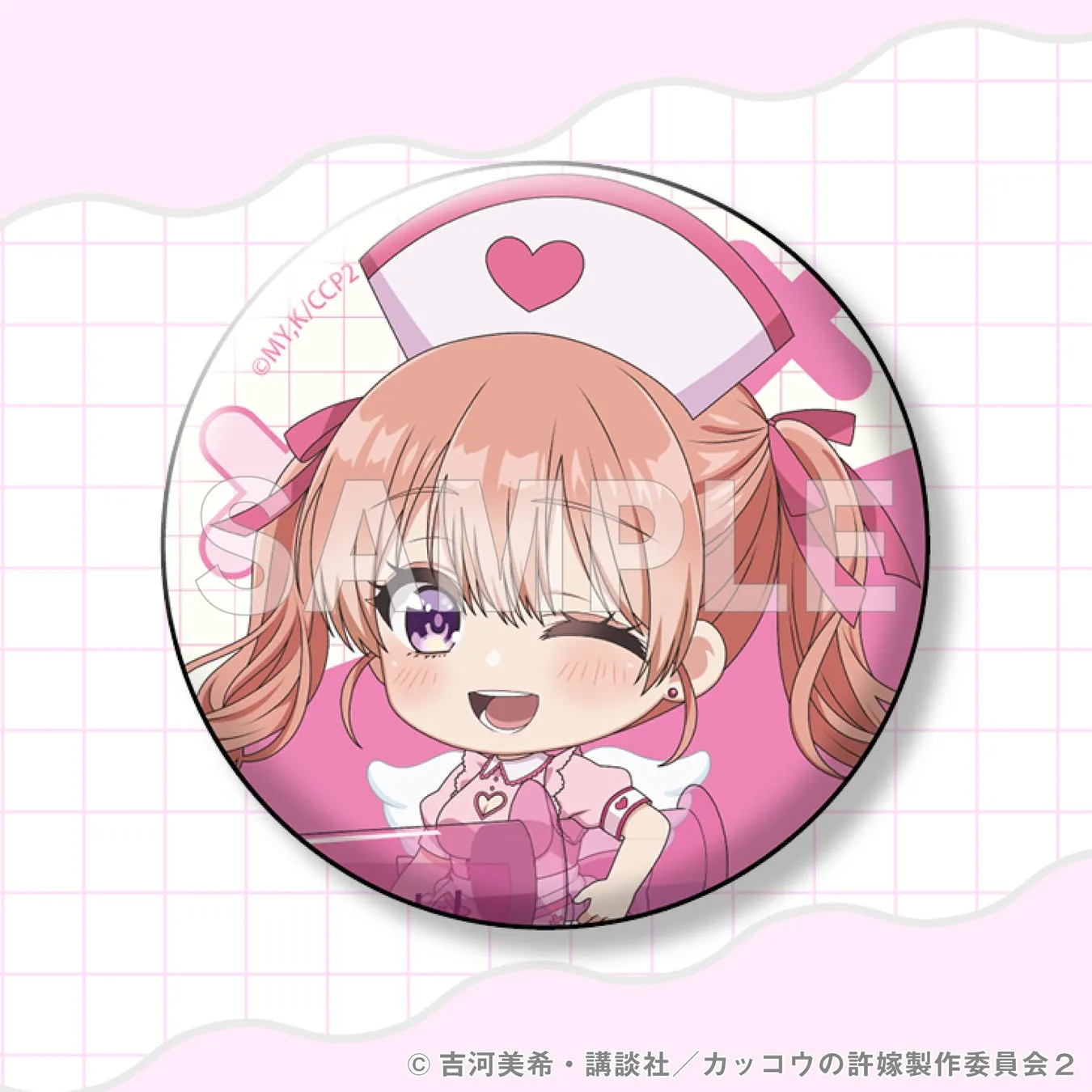 ピンク色の背景に、アニメのキャラクターのイラストが描かれた丸いバッジ。キャラクターはピンク色の髪で、看護師の格好をしている。バッジの上部にはハートマークが描かれている。