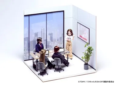 会議室を模したジオラマで、リカちゃん人形たちがプレゼンテーションをしている様子。