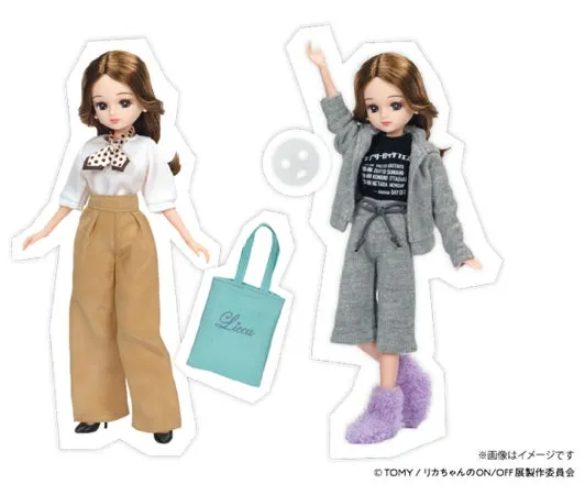 リカちゃんの着せ替え人形の画像です。2つの衣装を着た人形が写っています。左の人形は白いブラウスに茶色のパンツ、右の人形はグレーのセットアップに紫のブーツを履いています。