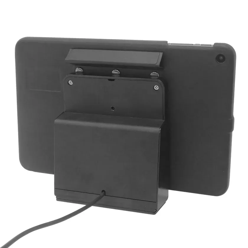 黒いタブレットが充電ドックに接続されている様子