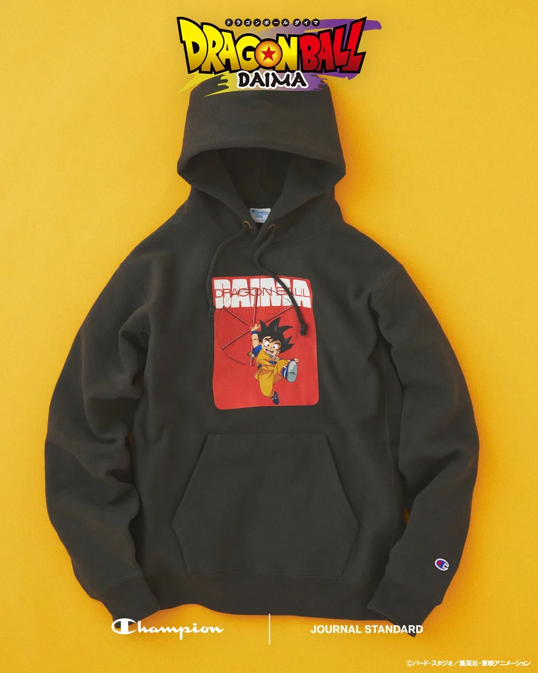 黒色のパーカー、キャラクターとロゴ