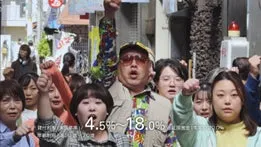 群衆の中で、サングラスと帽子をかぶった男性が拳を突き上げている