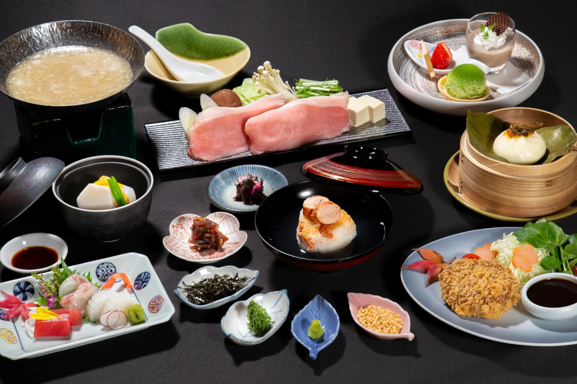 様々な料理が並べられた食事の様子