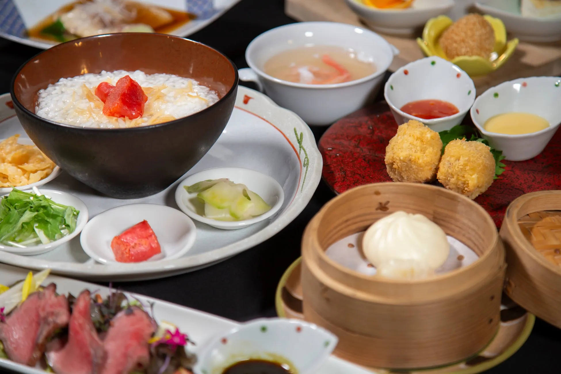 様々なお料理が並んだ写真