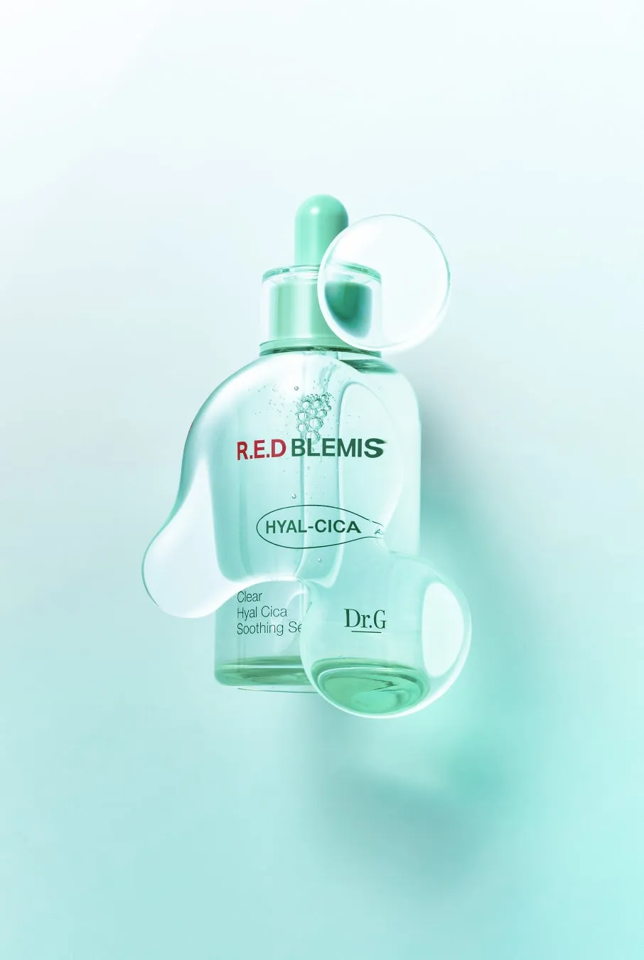 透明なボトルに入ったスキンケア製品の画像。ボトルには「R.E.D BLEMIS」、「HYAL-CICA」などの文字が記されており、水滴のような装飾が施されている。