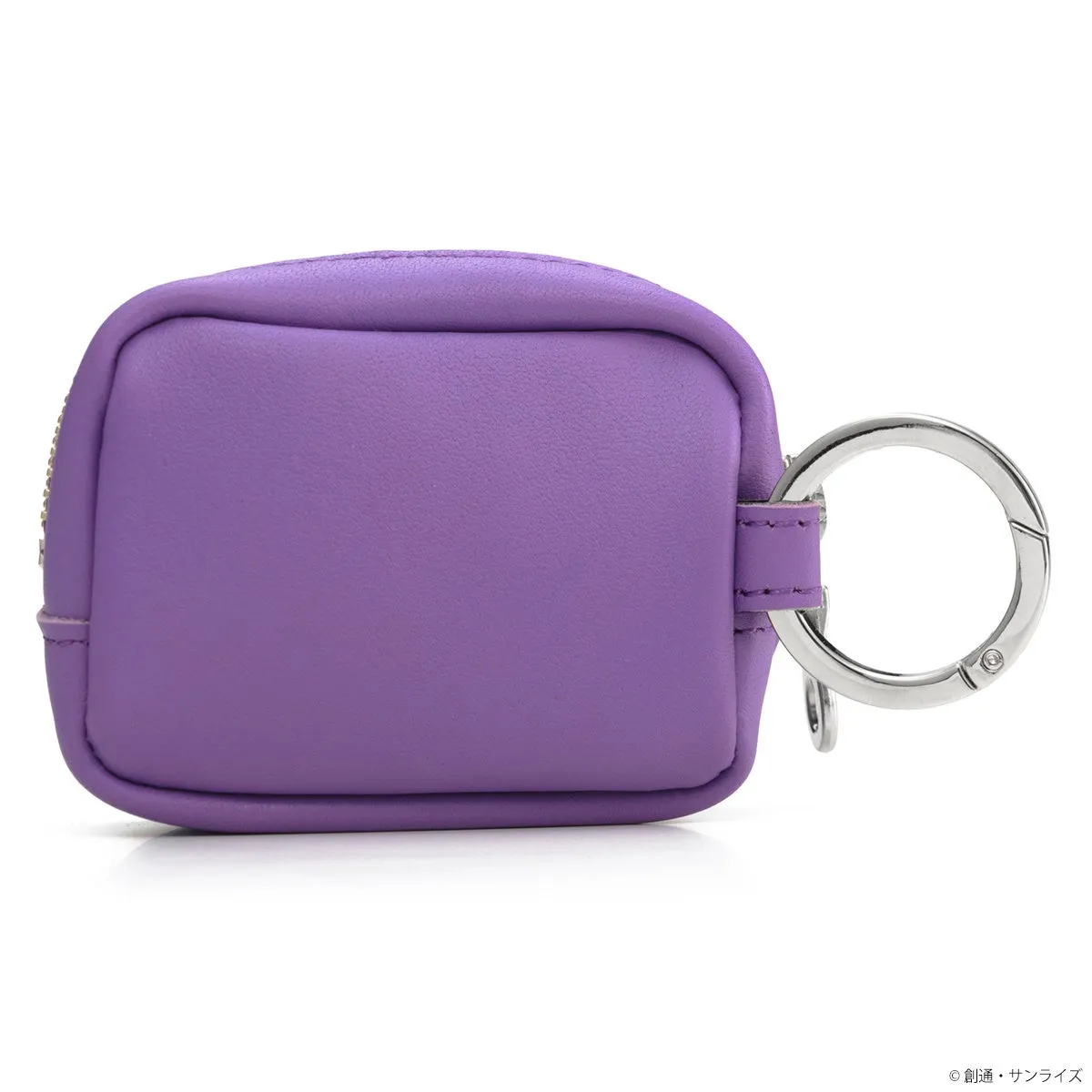 紫色のポーチのクローズアップ画像です。ポーチは四角い形で、ジッパーが付いています。ポーチの横には、シルバーのキーリングが付いています。