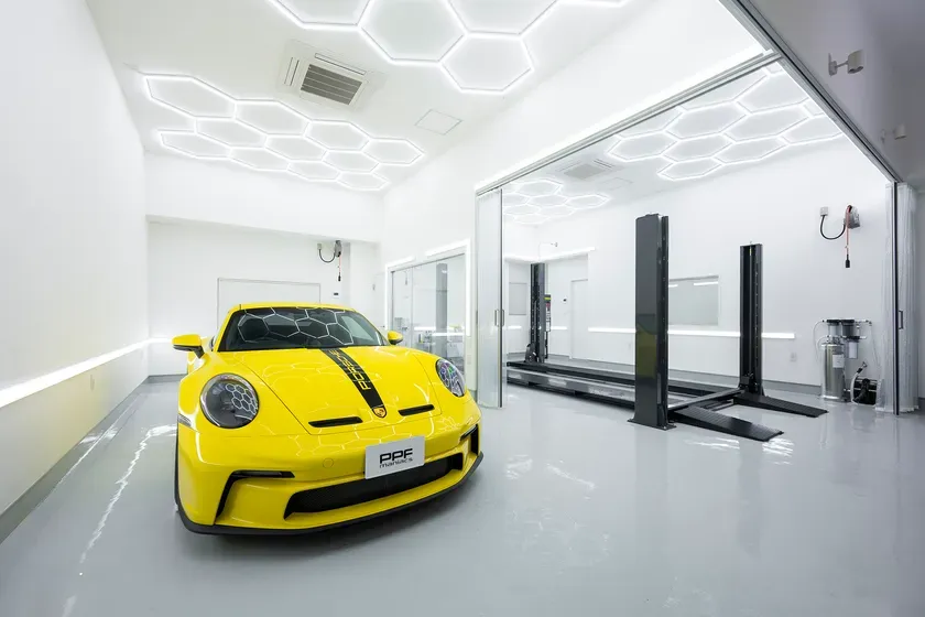 黄色のポルシェが駐車されたガレージの様子