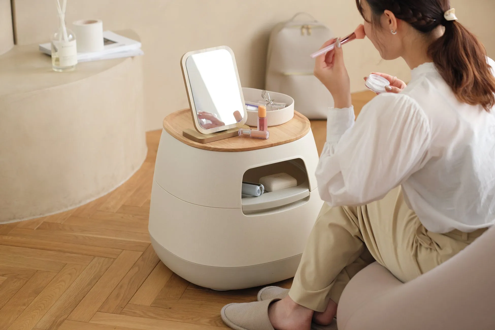 スマホが置かれた白いオブジェ（充電ケーブル）