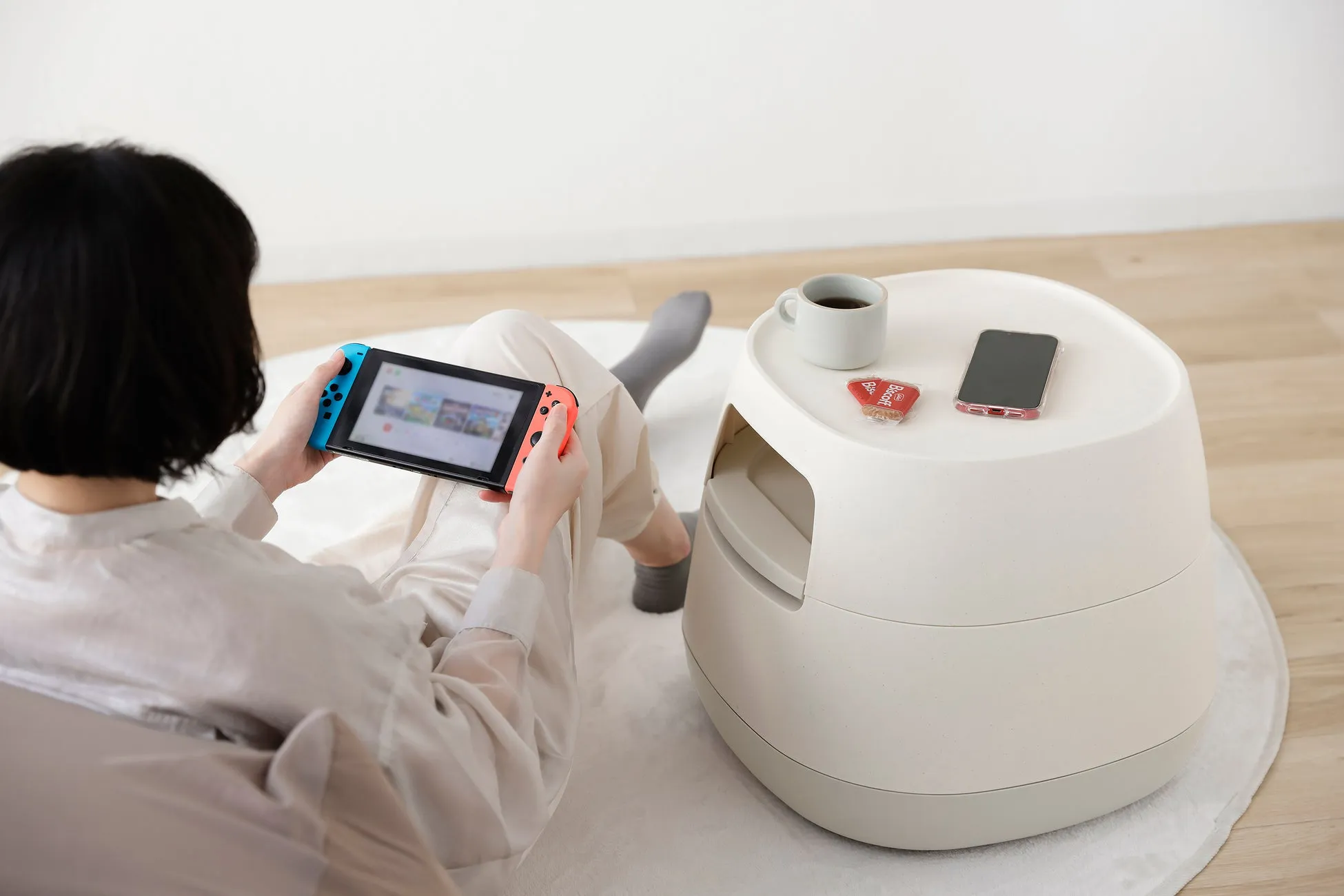 女性がゲームをしている画像