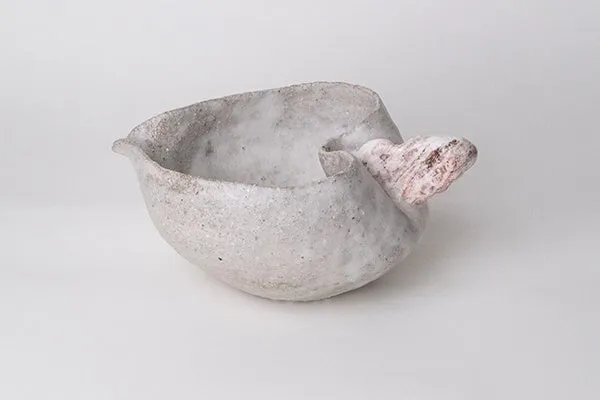 白い器に木の破片