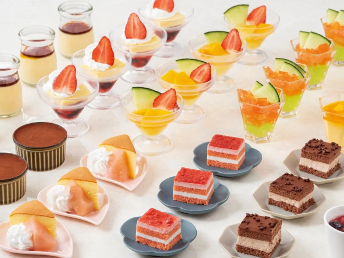 様々なデザートが並べられた写真。