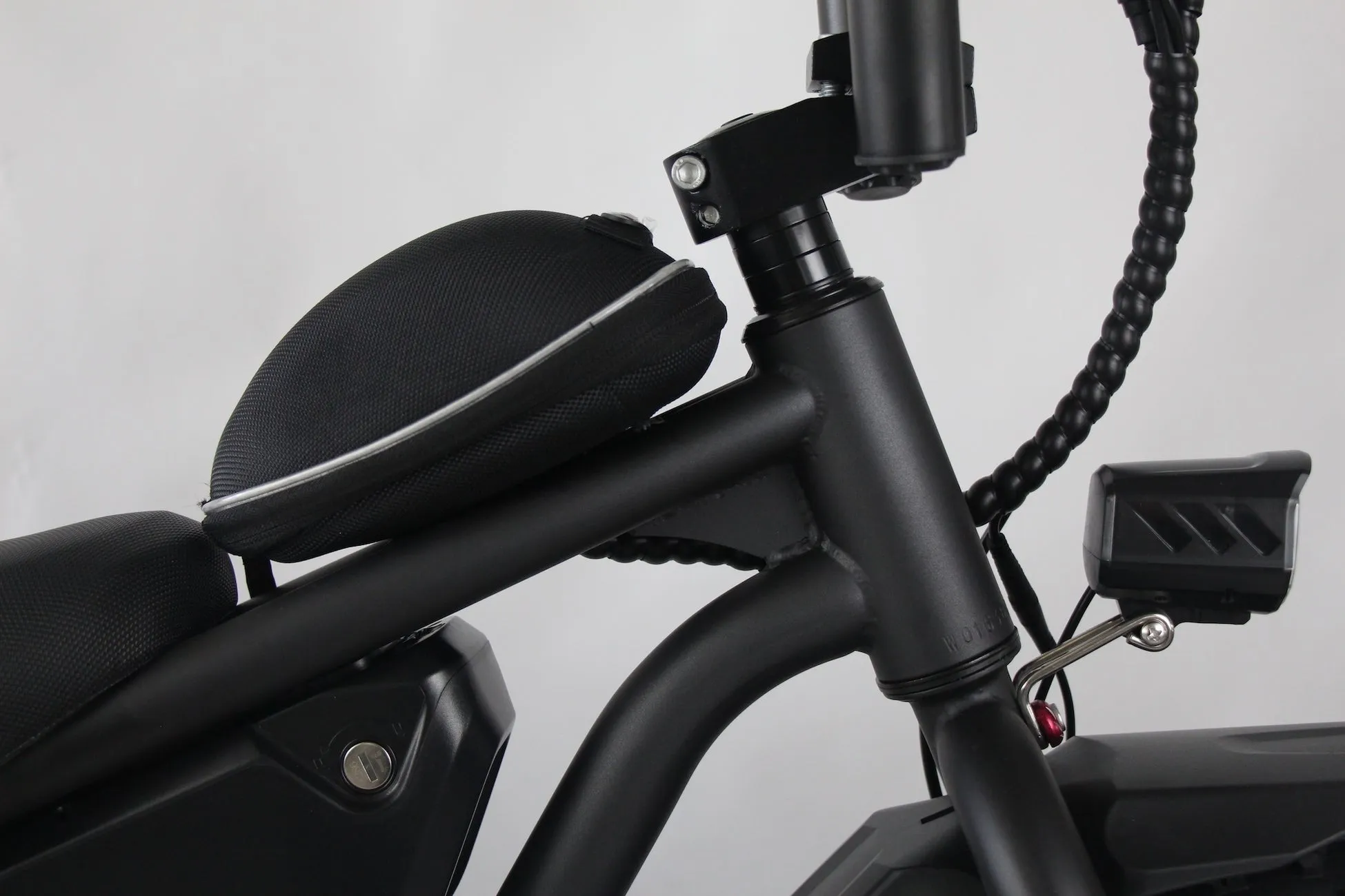 黒い自転車のフレームの詳細