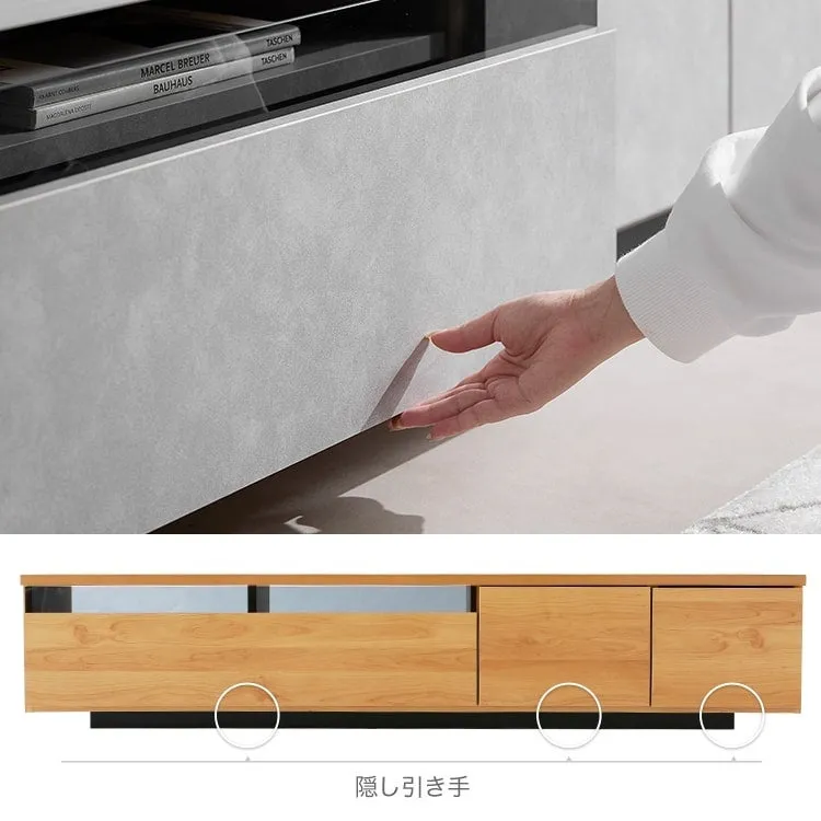 引き出しの隠し引き手と本のある収納