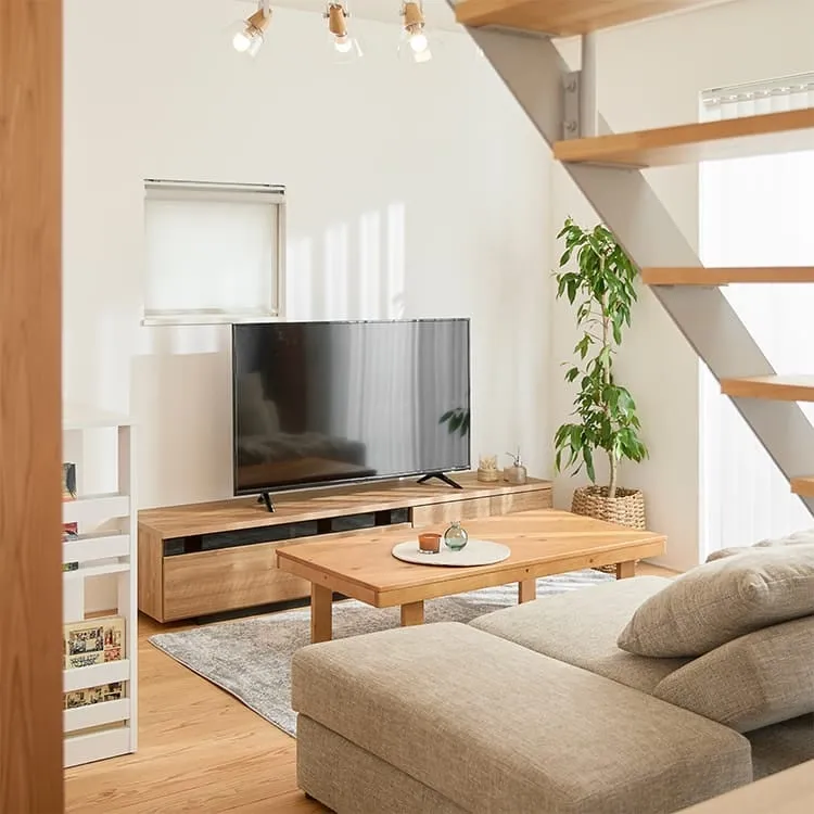 テレビ台のあるリビングの全体像