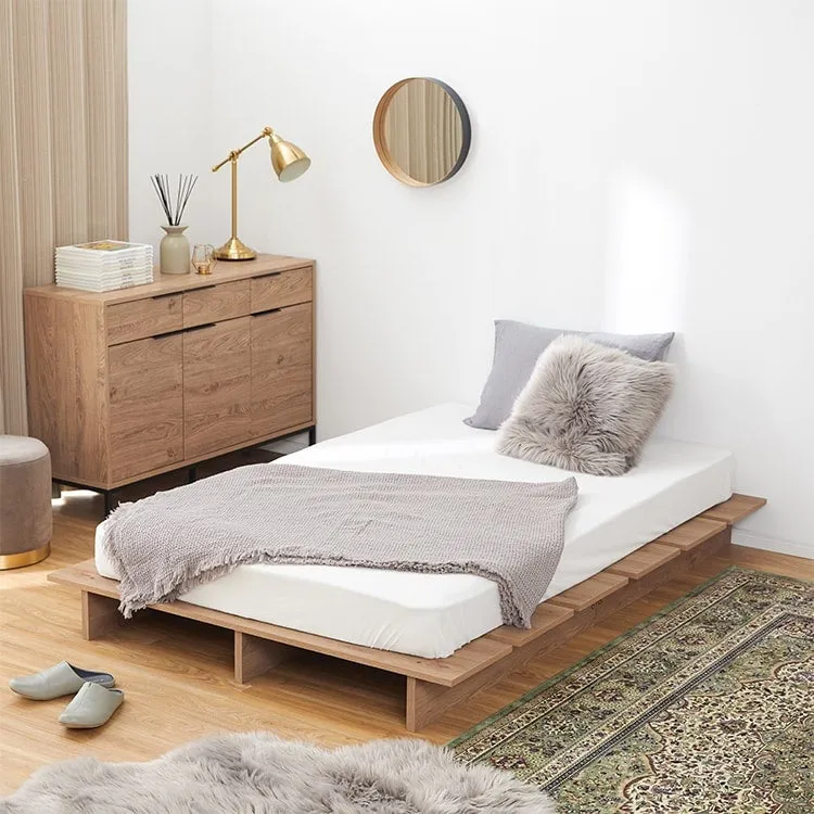 木製ローベッドのある寝室