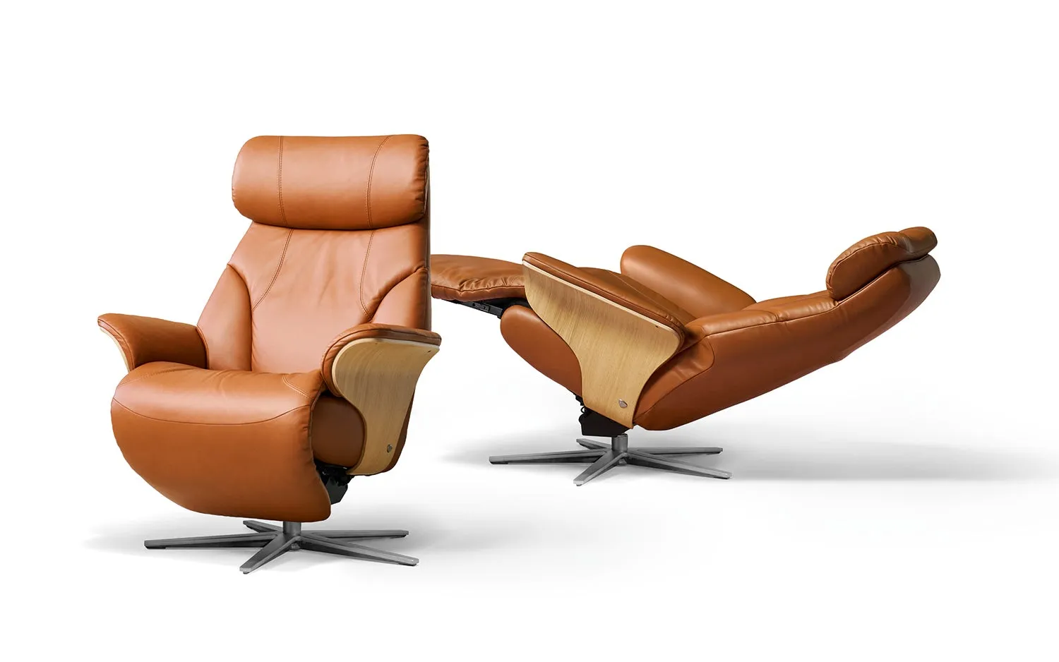 茶色の革製リクライニングチェアが2つ、白背景に配置されています。1つは直立しており、もう1つはリクライニングしています。