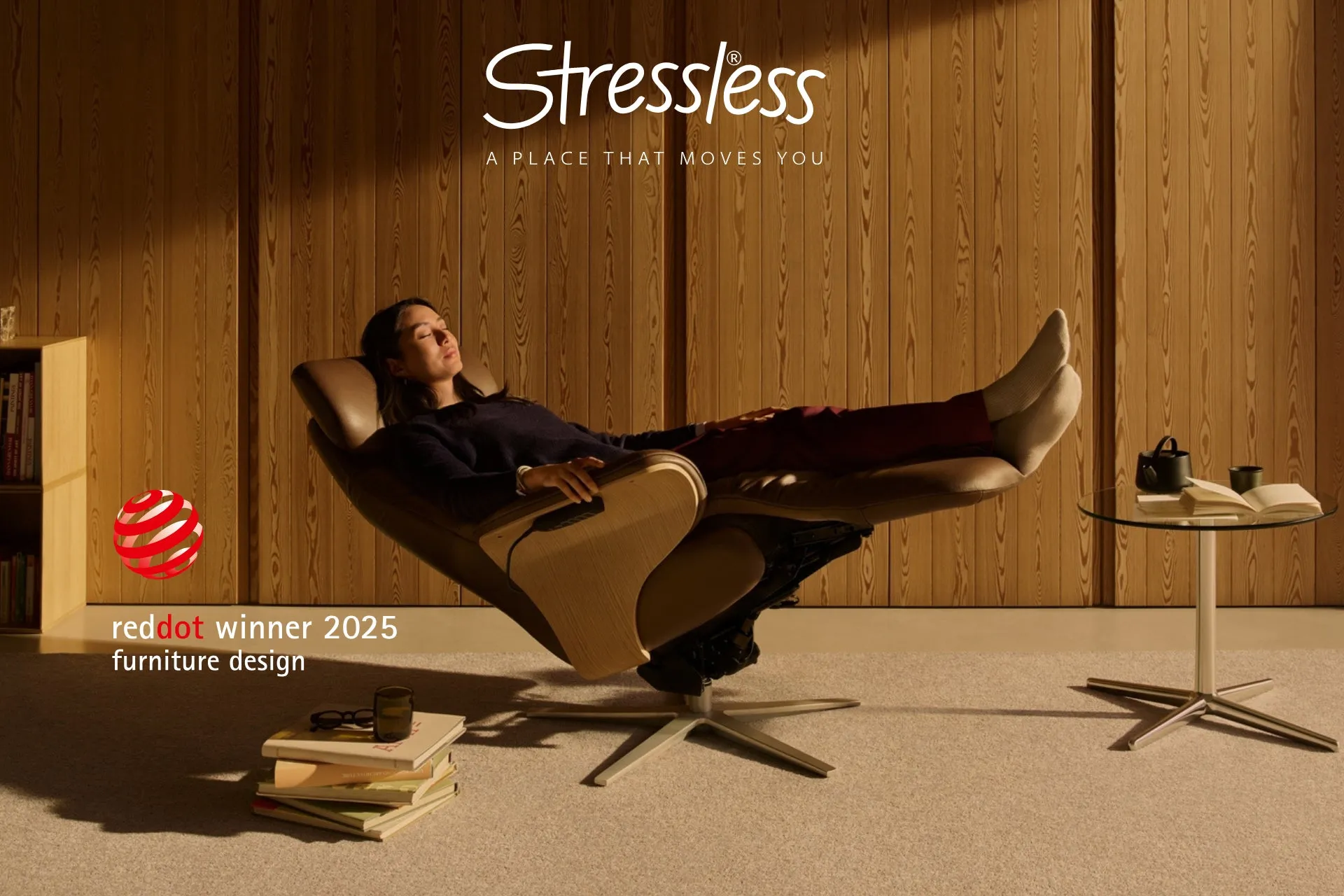 リクライニングチェアでくつろぐ女性