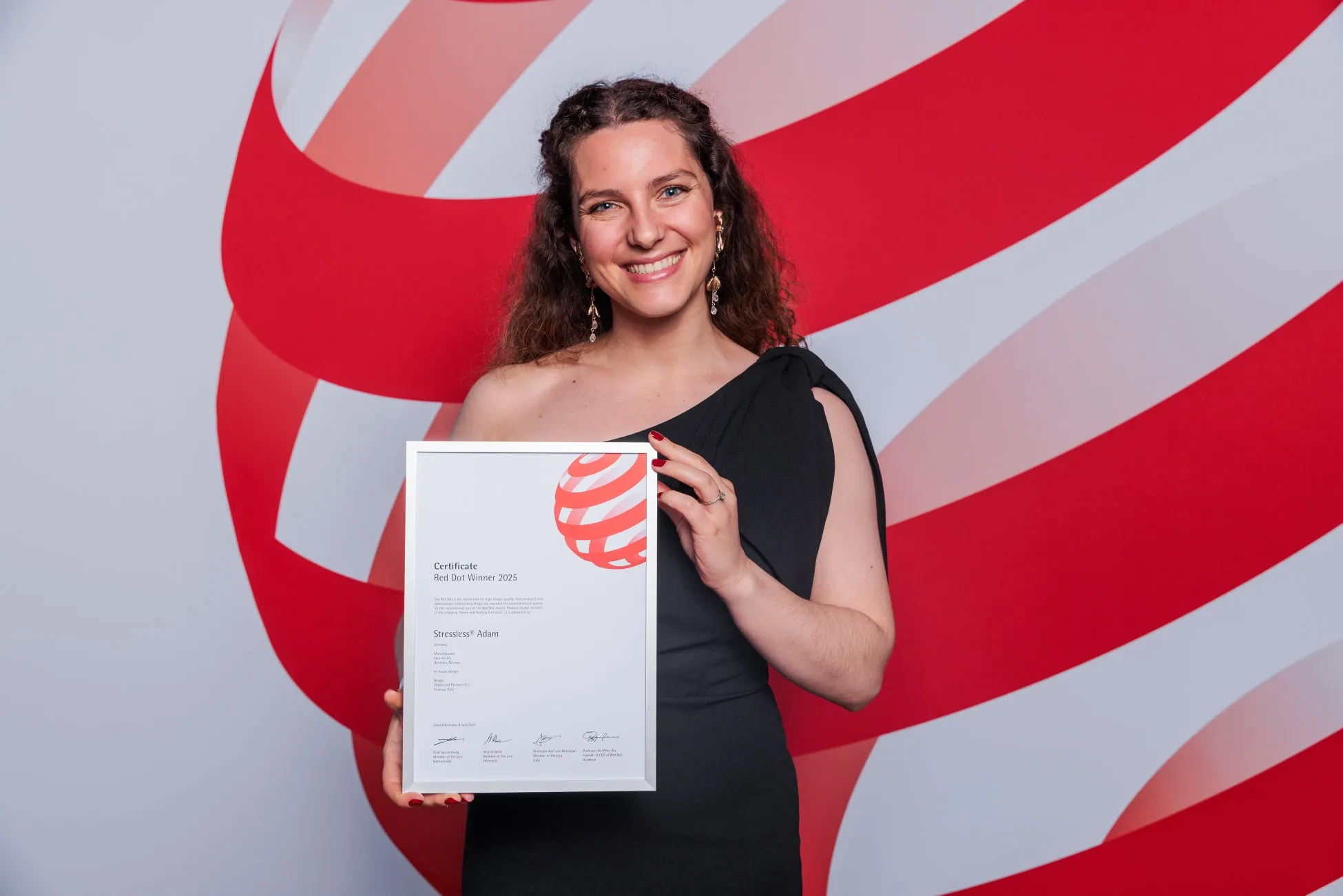 レッドドットデザイン賞の証明書を持つ女性
