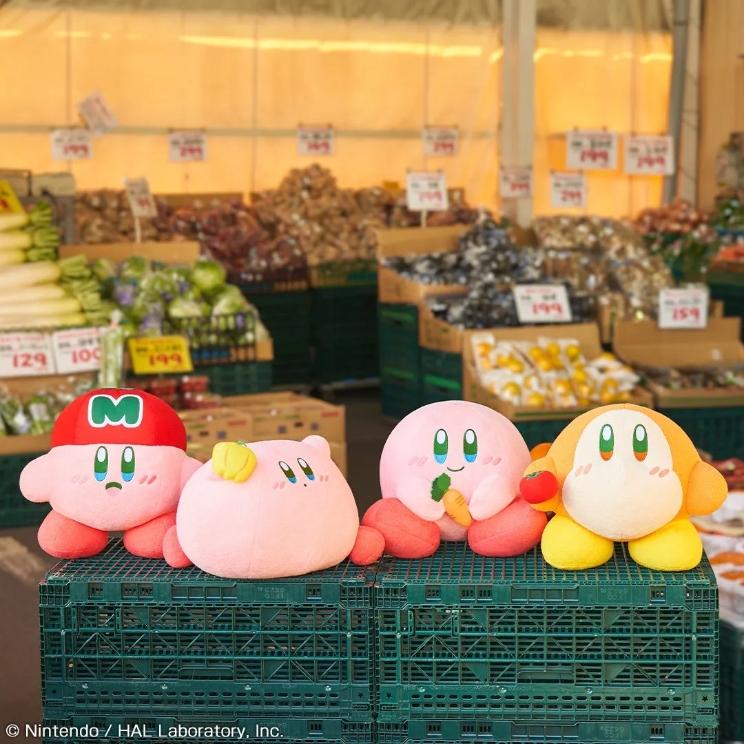 Kirbyのぬいぐるみたちが、野菜が並んだ市場に置かれている様子。