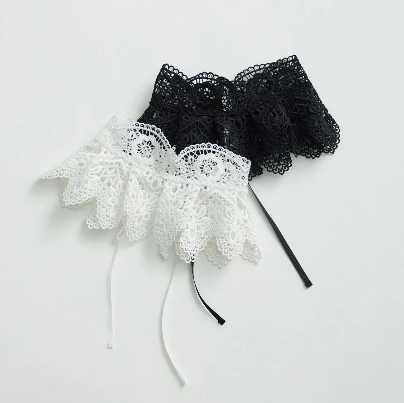 白と黒のレースのつけ襟が2つ並んだ写真です。