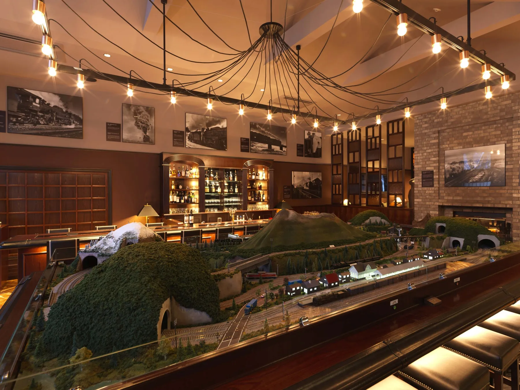 バーカウンターに置かれた鉄道模型