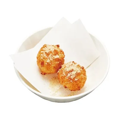 揚げ物の写真です。白く丸いお皿の上に、2つの揚げ物が載っています。揚げ物の上には粉末がまぶされています。揚げ物の下には白い紙が敷かれています。