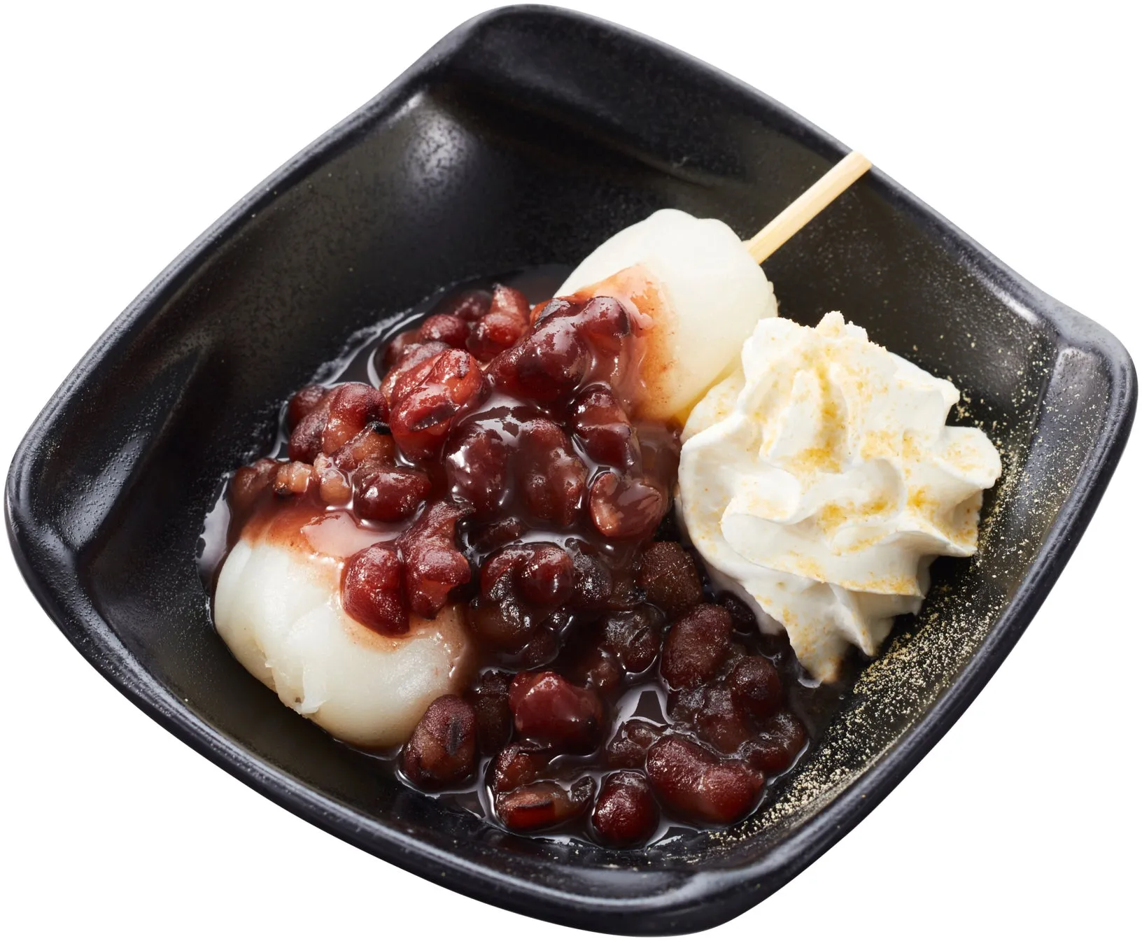 黒い器に入った和菓子。白く丸い餅のようなものに、あんこがたっぷりかかっている。横にはホイップクリームが添えられており、見た目も美しい。