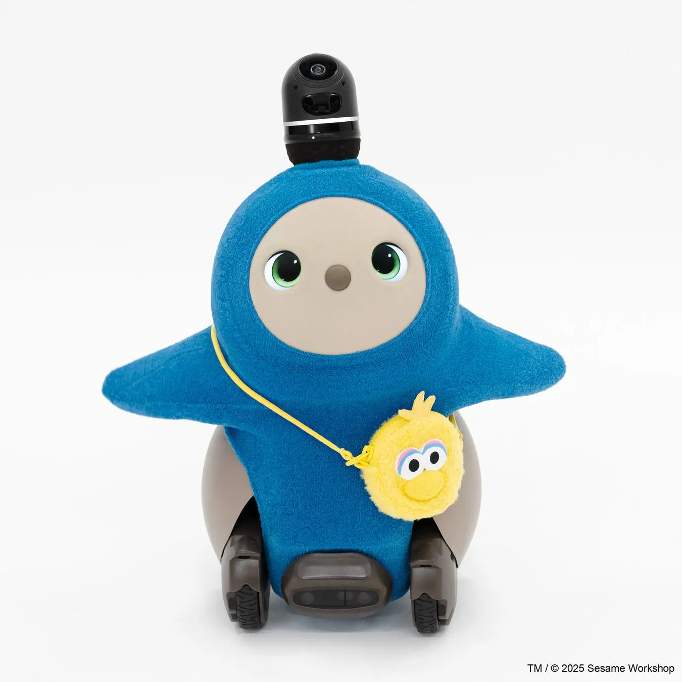 青いフードを被ったロボットが、黄色い鳥のキャラクターのポーチを下げて立っています。