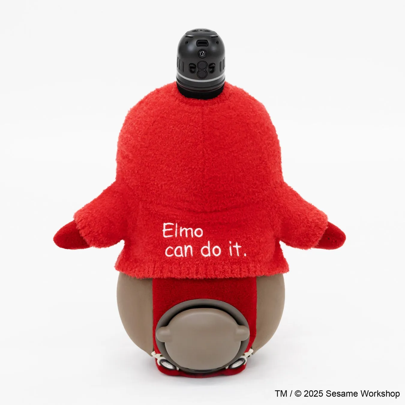 エルモの着ぐるみを着たロボットの画像です。ロボットの上部には黒いカメラのようなものがあり、エルモの服には「Elmo can do it.」と書かれています。