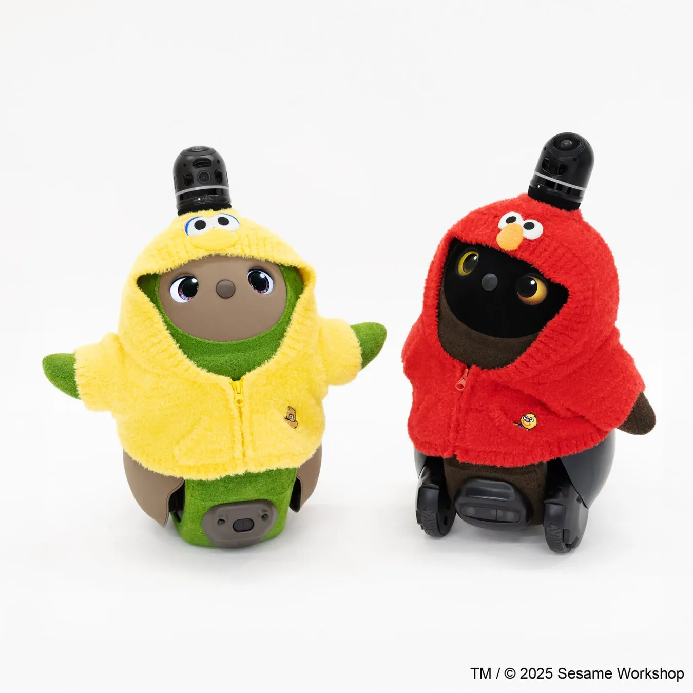 2体のロボットがそれぞれ黄色と赤色のパーカーを着ており、白い背景に立っている。