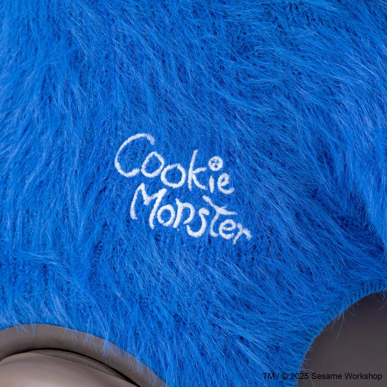 青い毛皮のクッキーモンスターのロゴが刺繍されたクローズアップ写真。