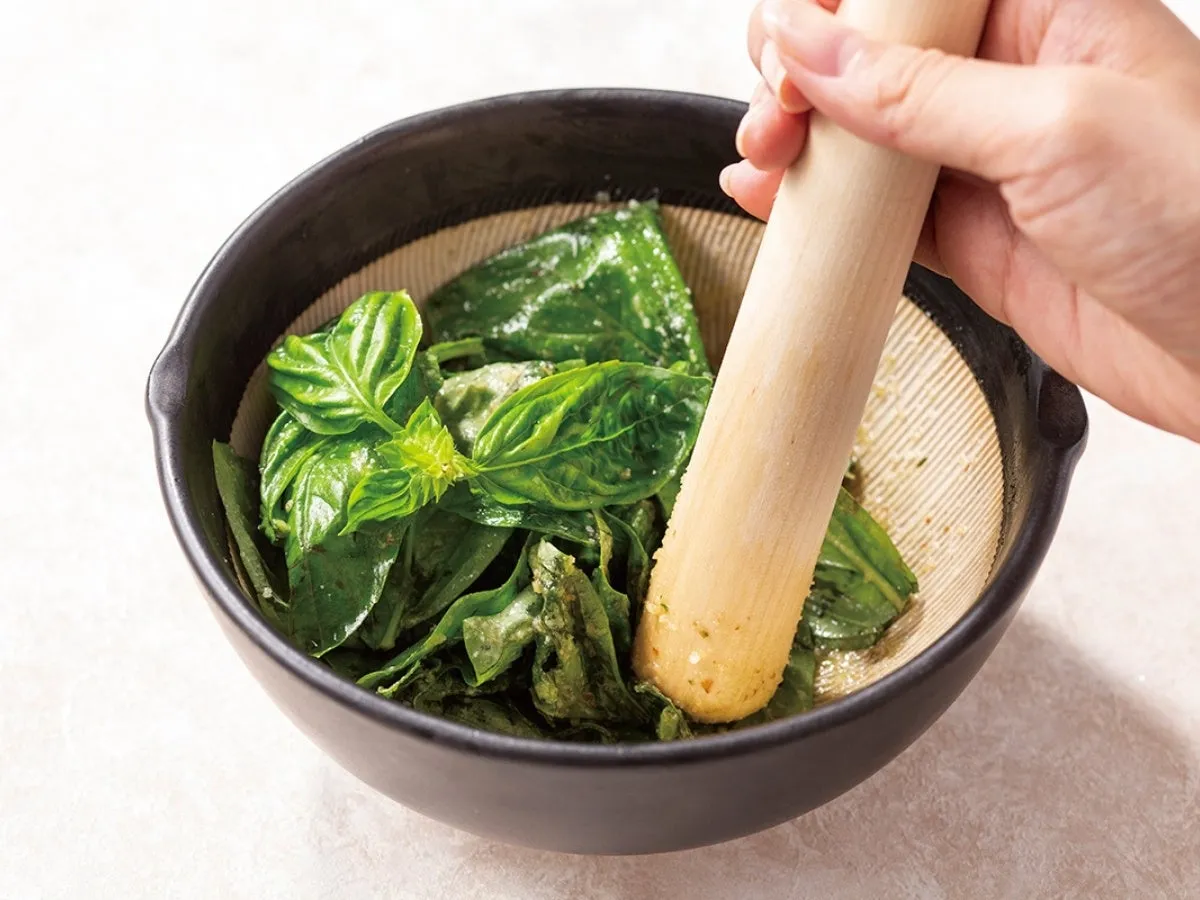 バジルをすり鉢で潰す