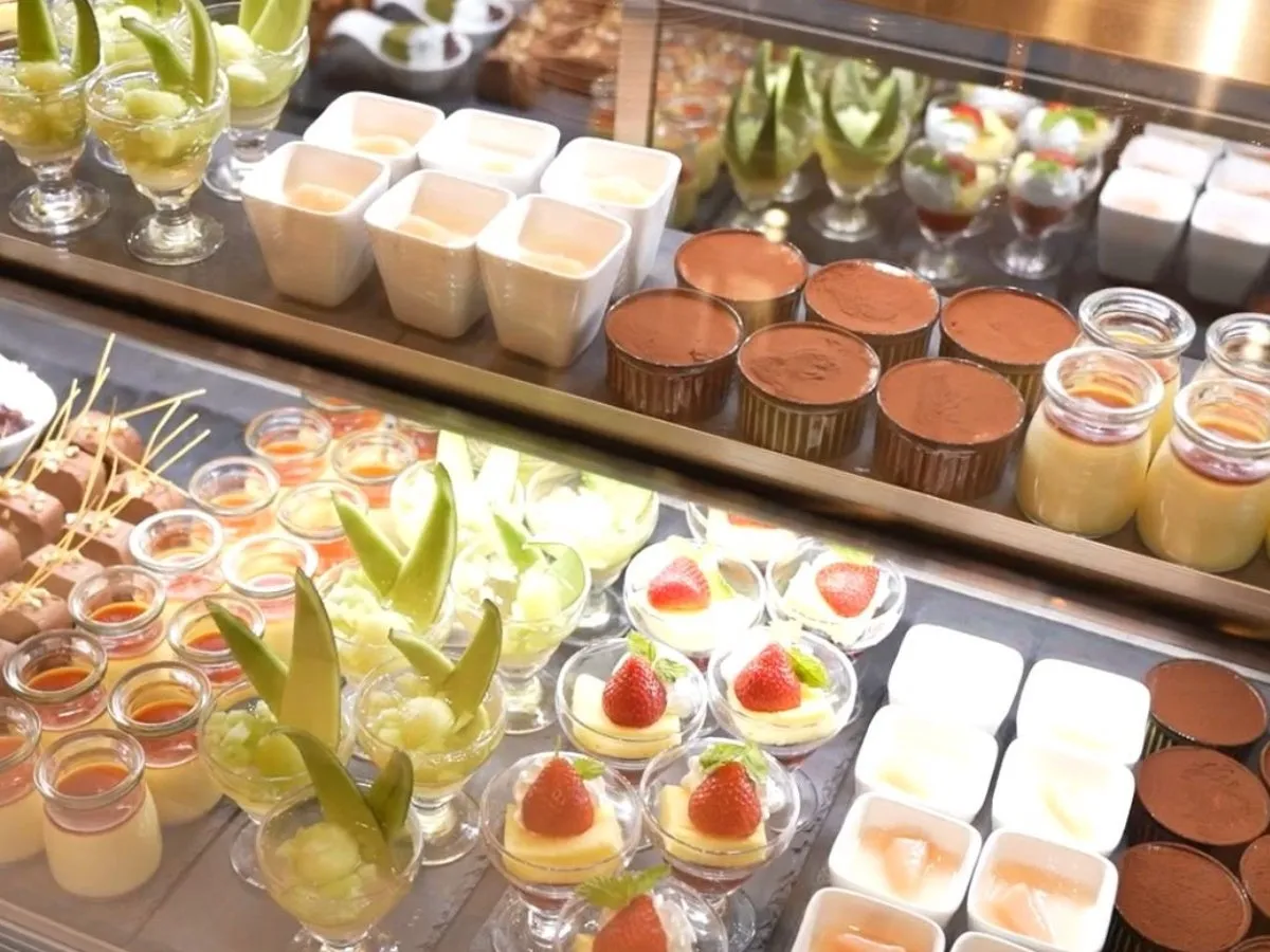 ショーケースに並んだデザート