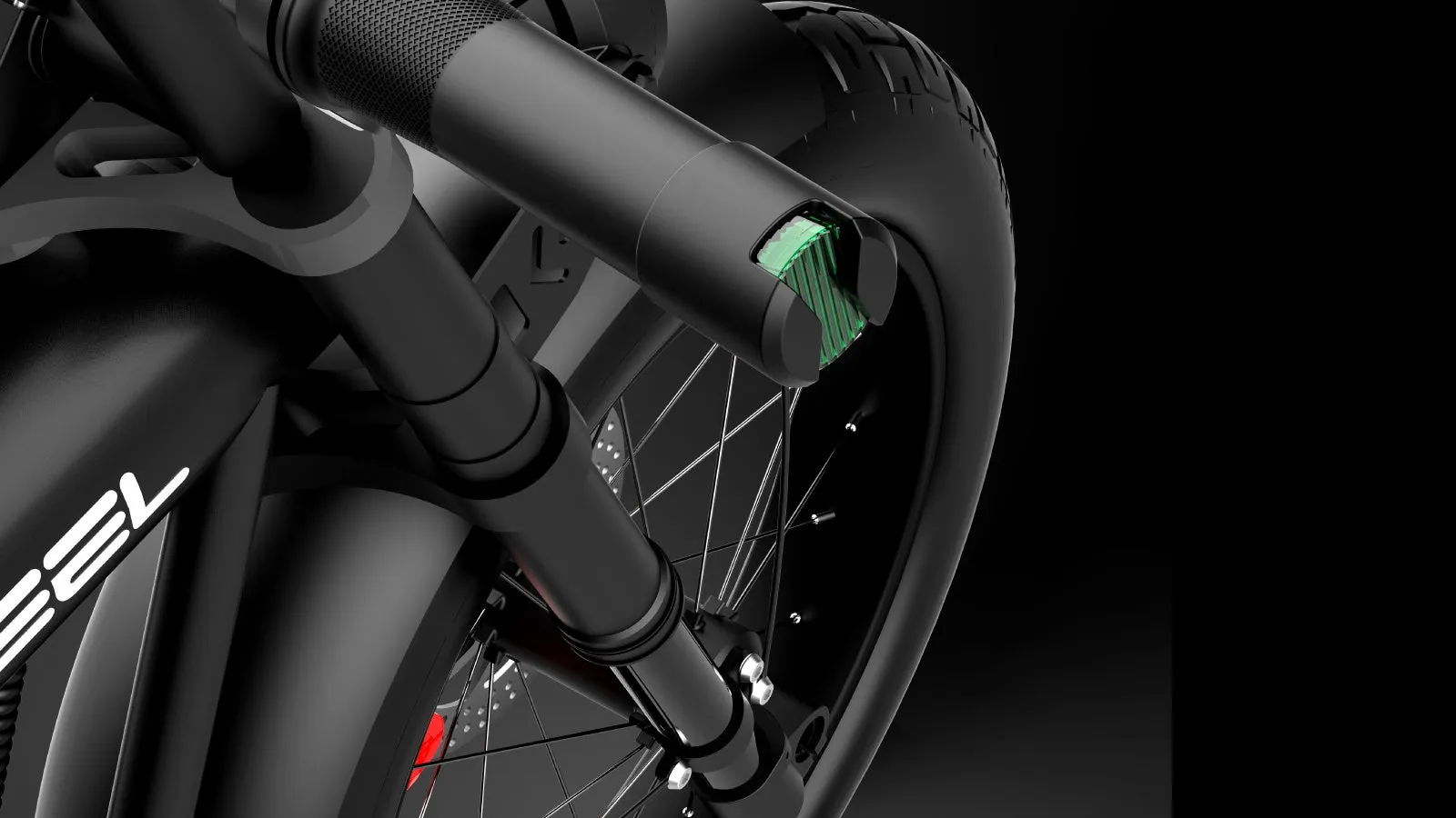 黒い自転車のクローズアップ画像。自転車の車輪、フォーク、ハンドルバーが映っています。フォークには緑色のライトがあり、ロゴが見えます。