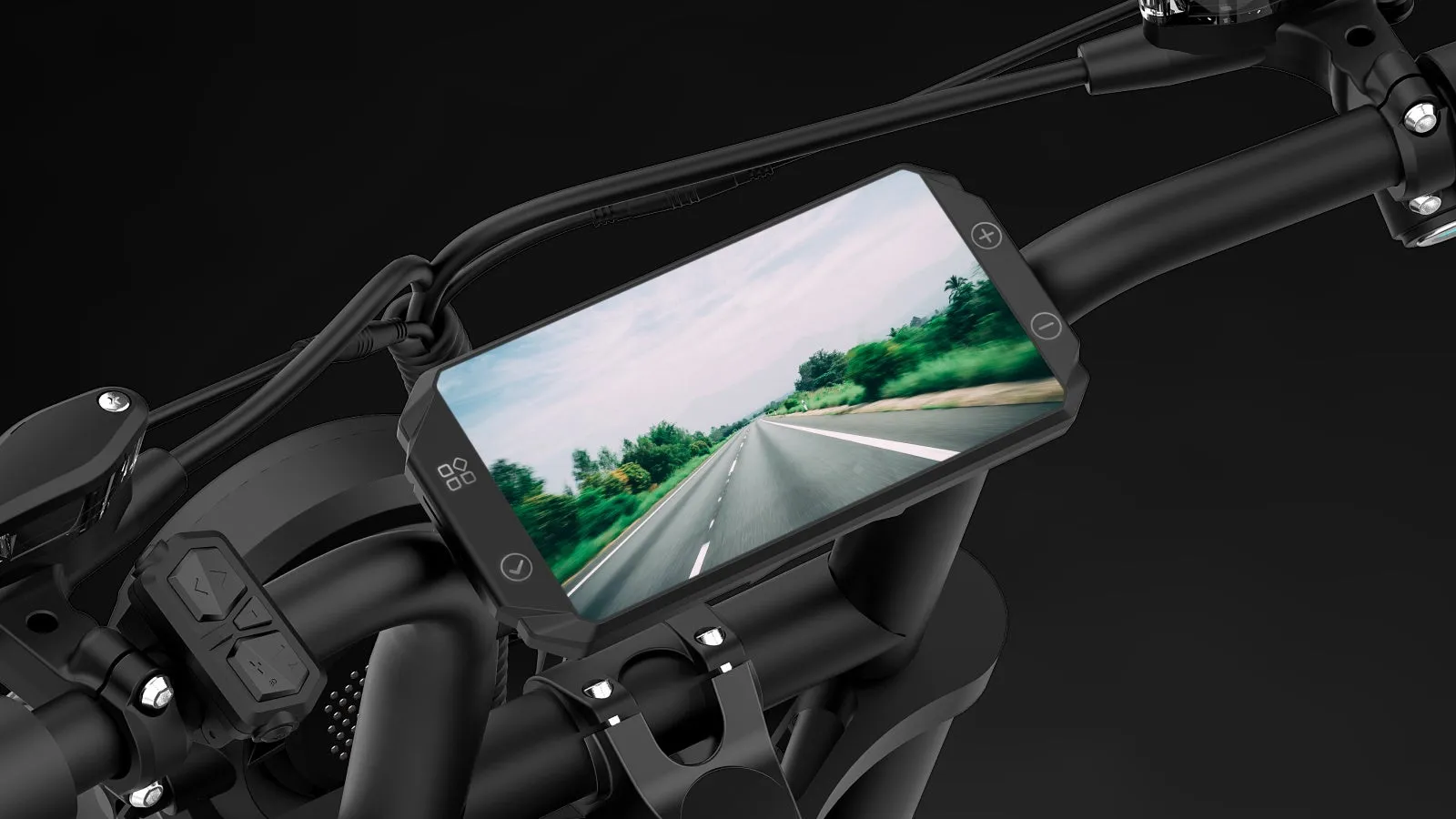 バイクのハンドルバーに取り付けられたスクリーンに、道路の風景が表示されている画像です。